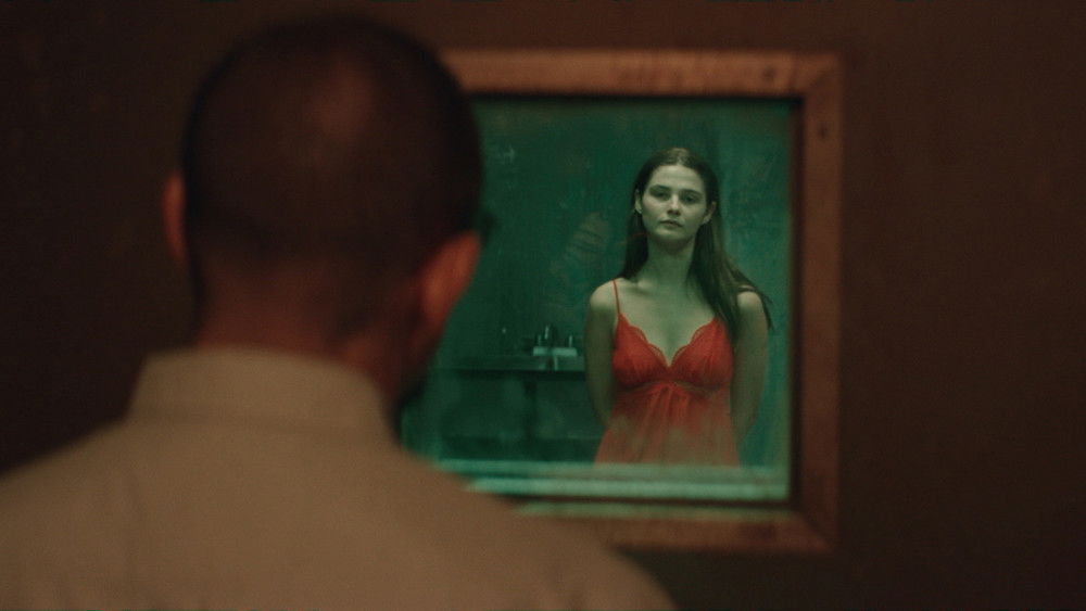 Cô Gái Bị Nhốt Dưới Hầm